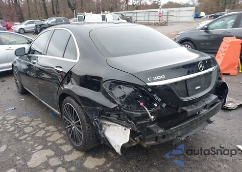 2021 Mercedes-Benz C 300 Sedan z USA, uszkodzony, nr VIN W1KWF8DB2MR646893